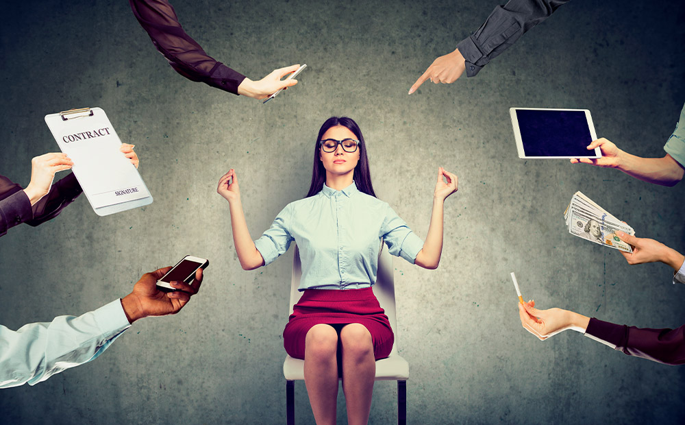 Mujer empresaria haciendo mindfulness para mejorar su inteligencia emocional