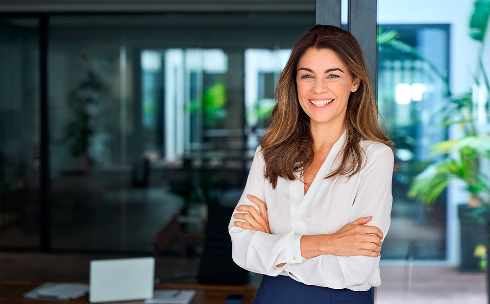 Mujer empresaria sonriente ejemplo liderazgo femenino entidad