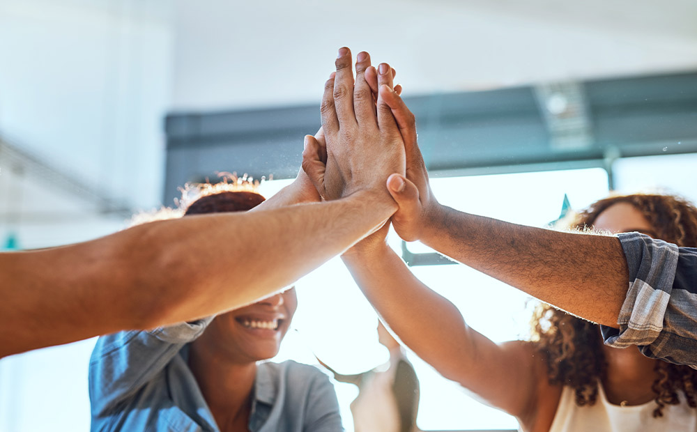 Miembros equipo empresa chocando manos grupo
