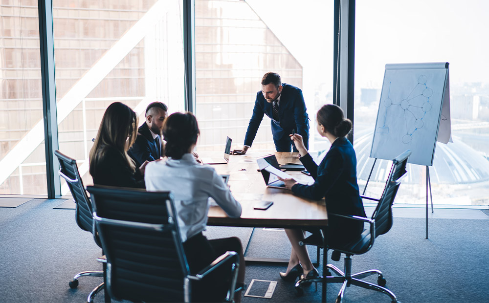 Consejo administración empresa tomando decisiones estratégicas sala reuniones