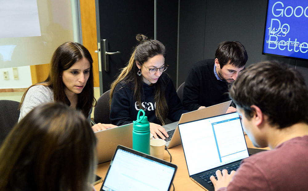 Grupo de MBA trabajando en IA para diagnóstico médico. La inteligencia artificial está revolucionando el diagnóstico y la planificación de tratamientos personalizados en el sector médico.