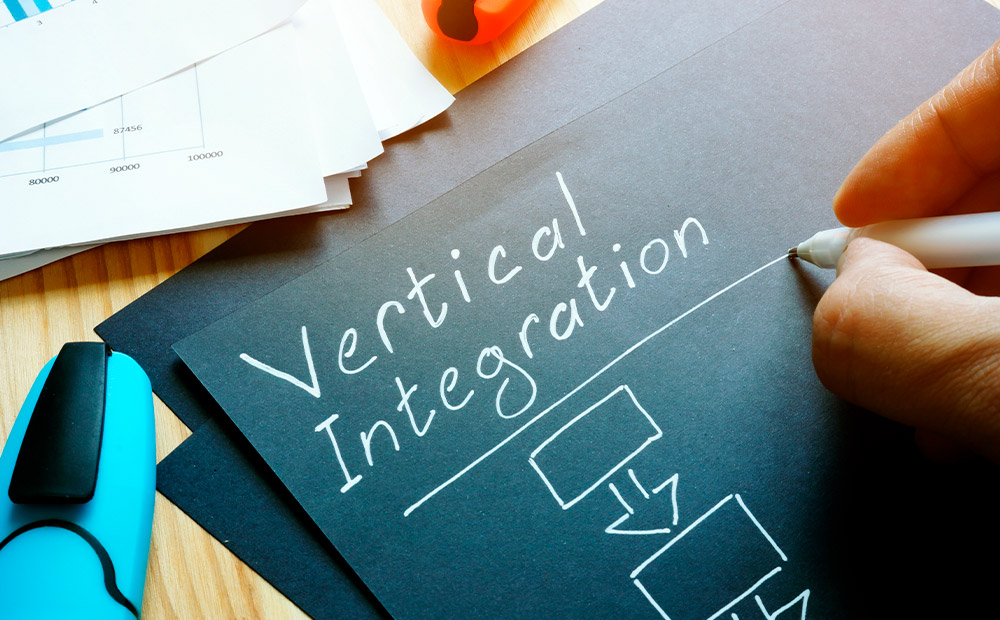 Empresario escribiendo sobre los beneficios de la integración vertical en las empresas