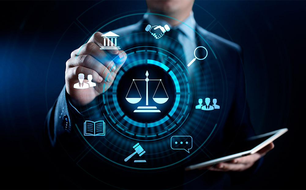 Profesional interactuando con una interfaz holográfica que muestra una balanza de justicia y símbolos como acuerdos, leyes, empleados y comunicación, representando el uso de tecnología en el Derecho Laboral.