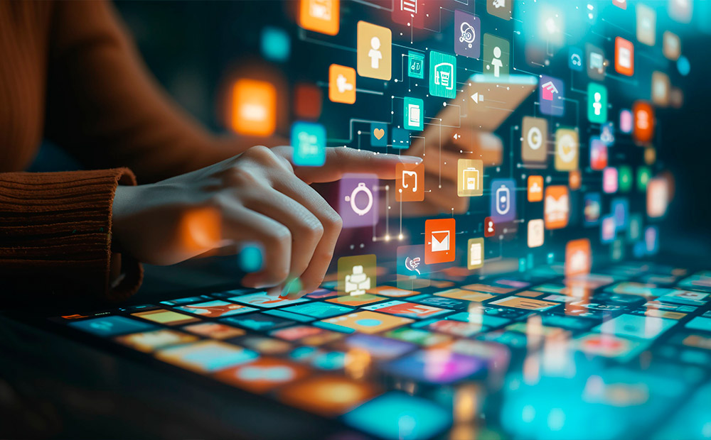 Una persona interactúa con una interfaz digital holográfica, donde flotan múltiples iconos coloridos que representan diversas aplicaciones y funciones.