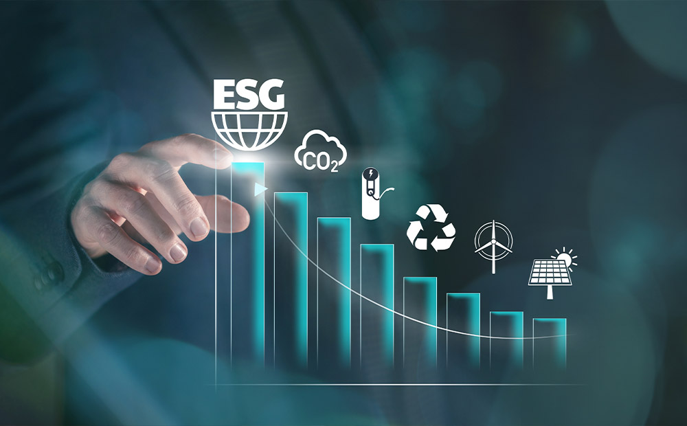 Vemos una mano interactuando con un gráfico digital acompañado de iconos relacionados con la sostenibilidad, como ESG, reducción de CO₂, reciclaje, energía renovable y paneles solares.