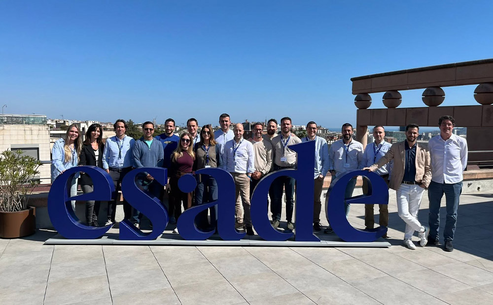 La imagen muestra a un grupo de profesionales reunidos en el campus de Esade tras participar en una experiencia formativa conjunta, en un entorno que fomenta el intercambio de conocimiento, la colaboración y el aprendizaje entre directivos.