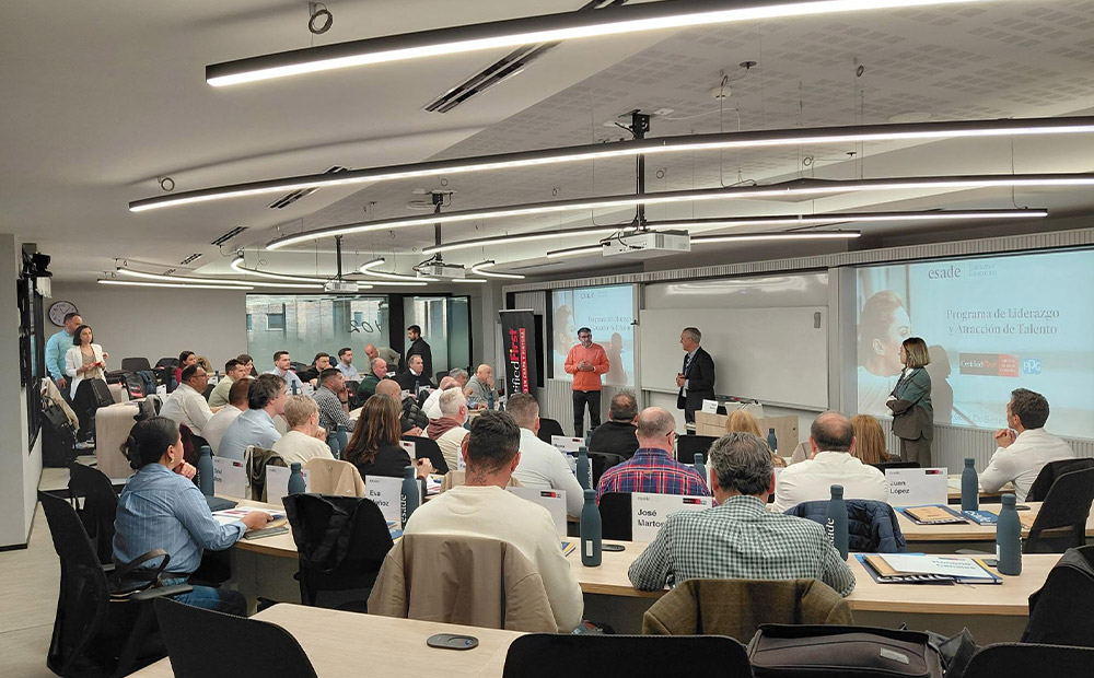 The image depicts an executive education session in a modern classroom, where professionals take part in a leadership and talent development program that combines discussion, practical learning, and peer exchange.