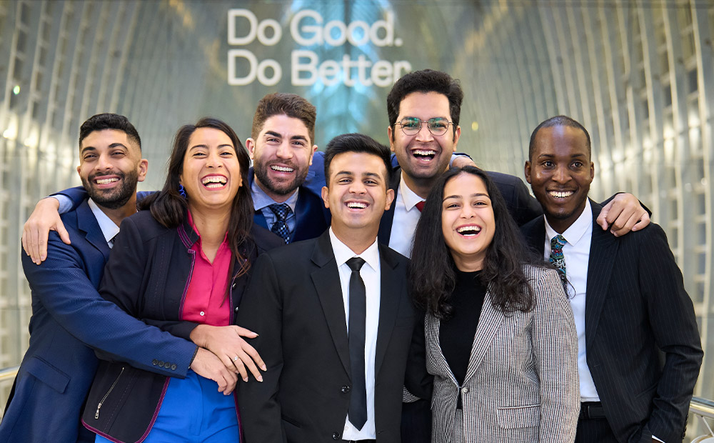 La imagen muestra a un grupo diverso de estudiantes y jóvenes profesionales reunidos en un entorno académico internacional. La escena refleja la importancia del networking, la colaboración y el aprendizaje intercultural en la formación empresarial.