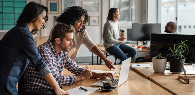 grupo reunido mesa madera