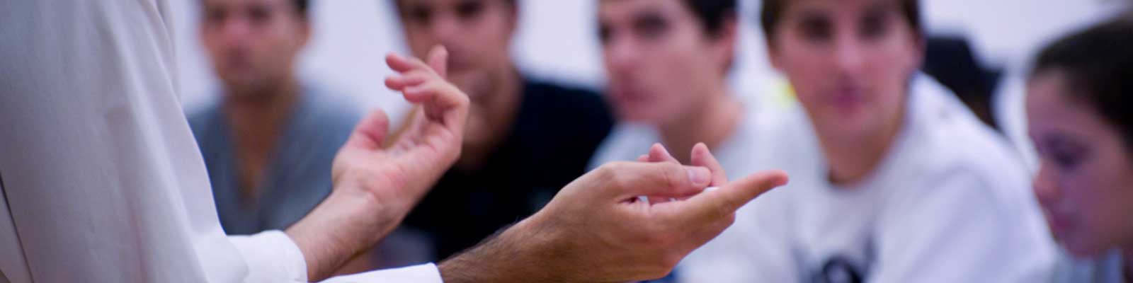 Detall de les mans duna persona parlant