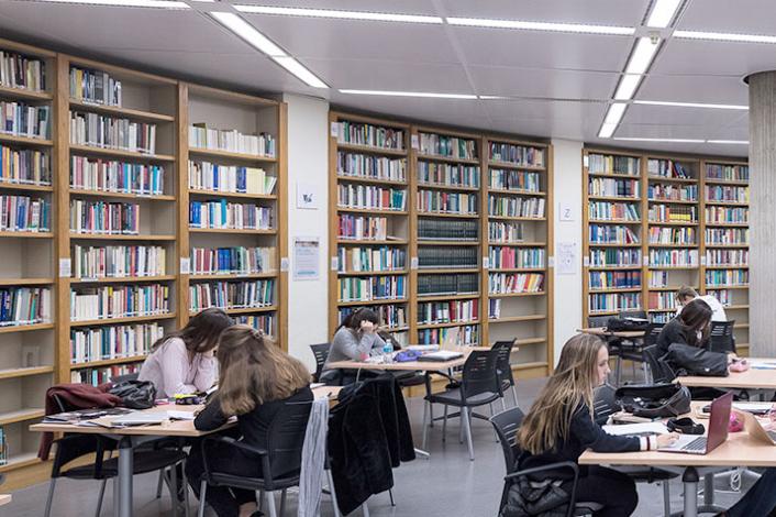 Personas estudiando en la biblioteca de Esade