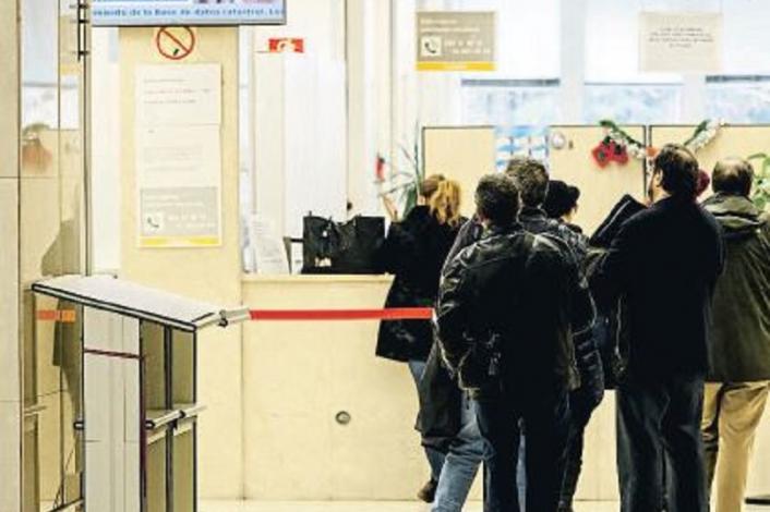 Personas esperando una cola