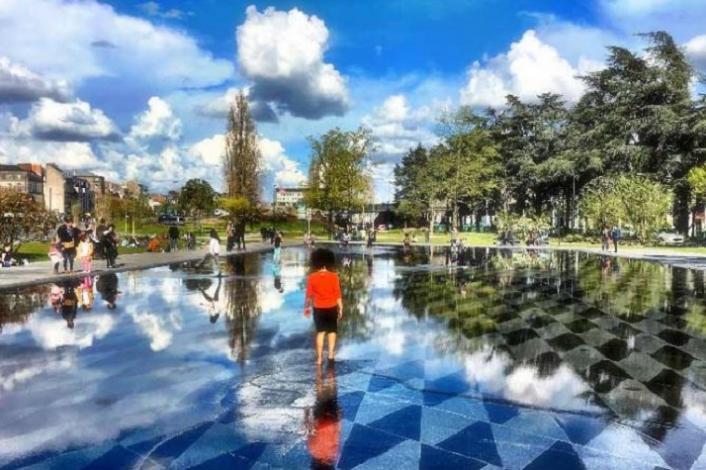 Plaza con personas andando