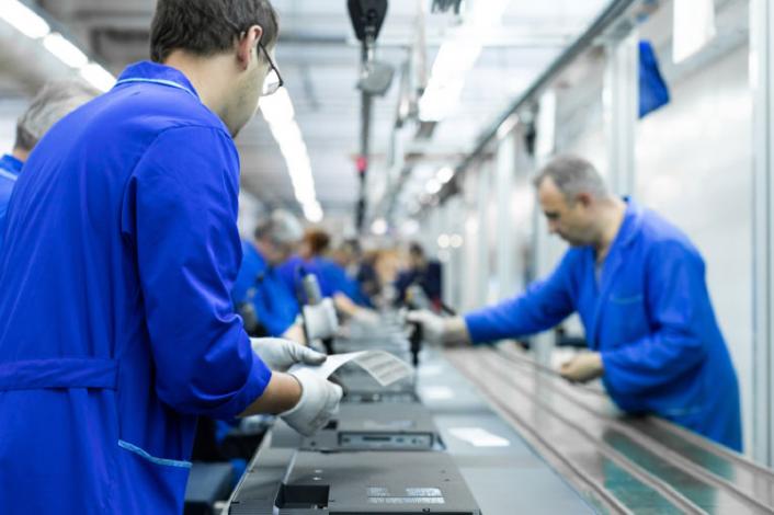 Personas trabajando en una cinta 