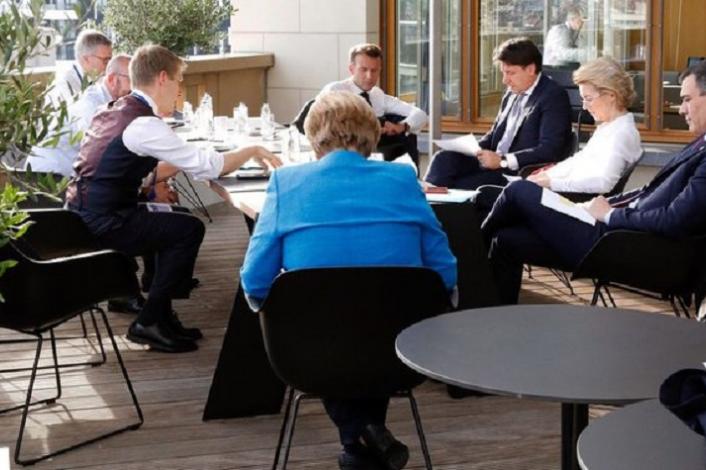 Personas sentadas hablando