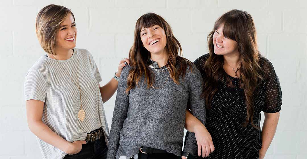 Tres mujeres riéndose juntas