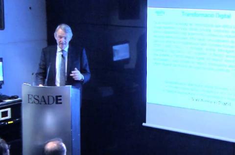 Hombre dando una conferencia desde un atril con una pantalla detrás