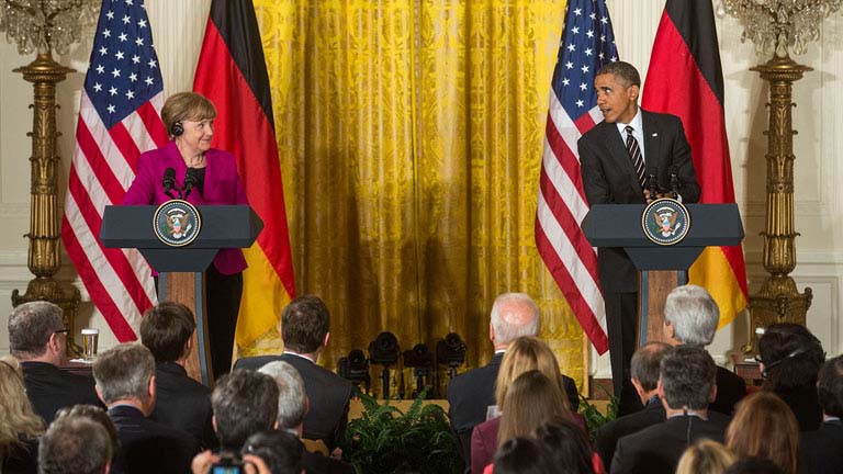 Angela Merkel y Barack Obama hablando desde dos atriles