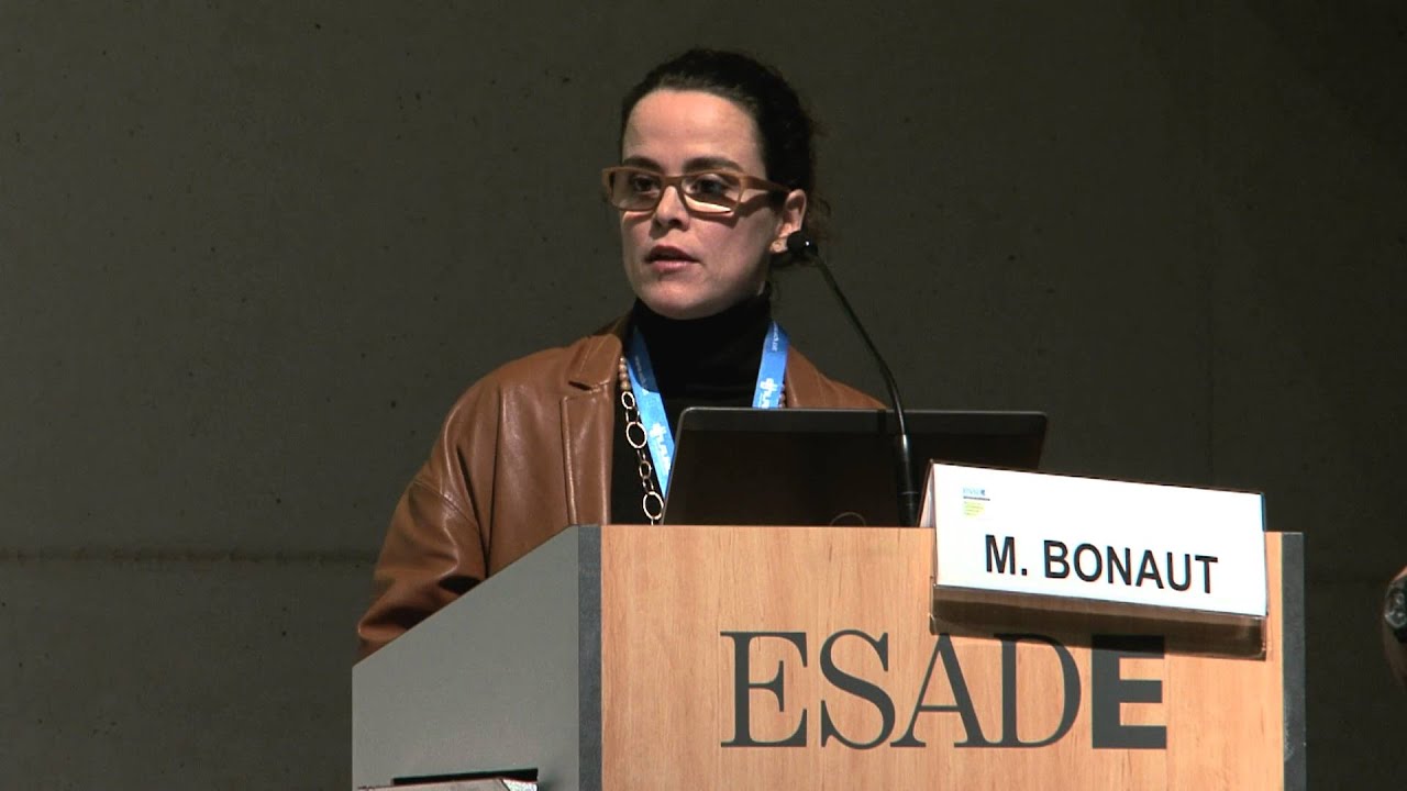 Persona hablando desde un atril con el logo de Esade