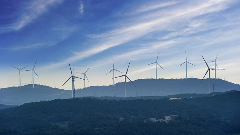 Paisaje lleno de molinos de viento