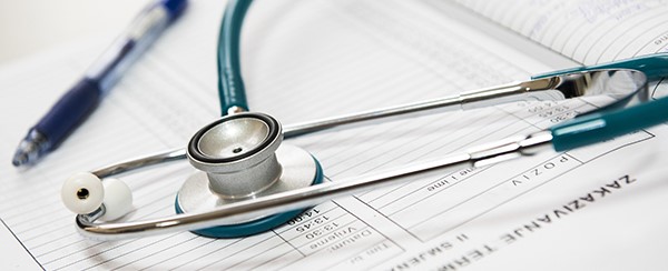 Estetoscopio apoyado sobre unas fichas médicas