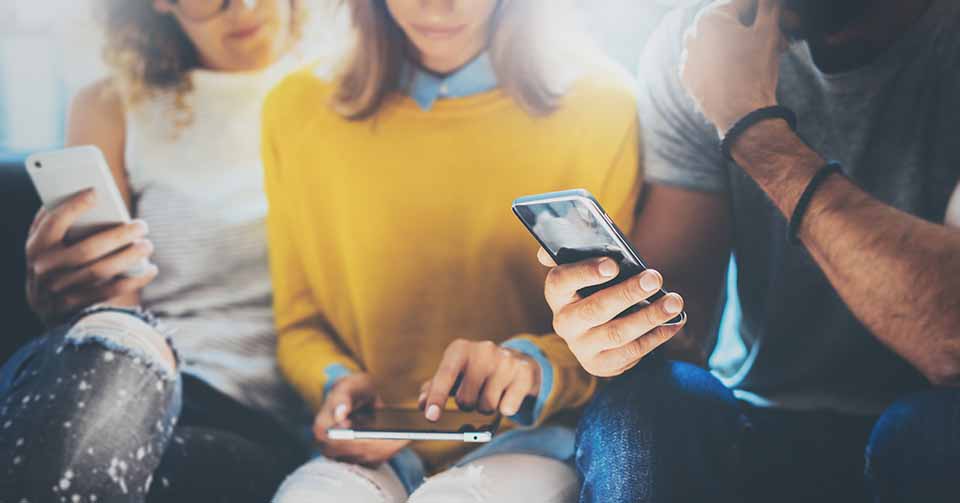 Personas usando sus teléfonos inteligentes