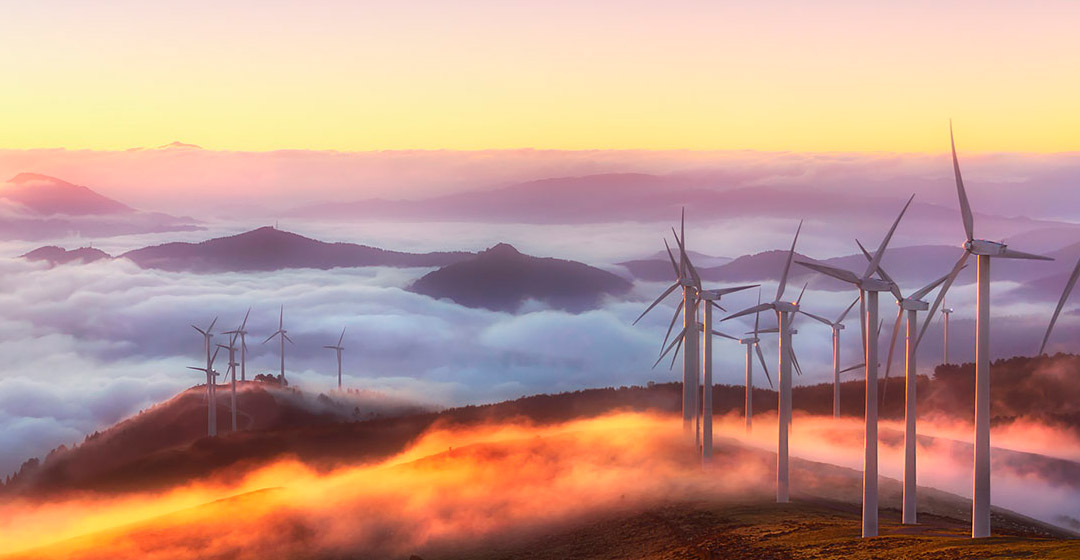 Molinos en montaña y nubes
