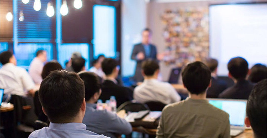 personas conferencia