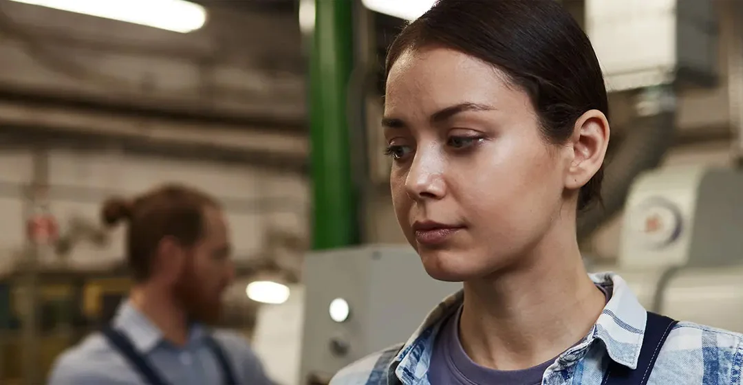 mujer en entorno laboral