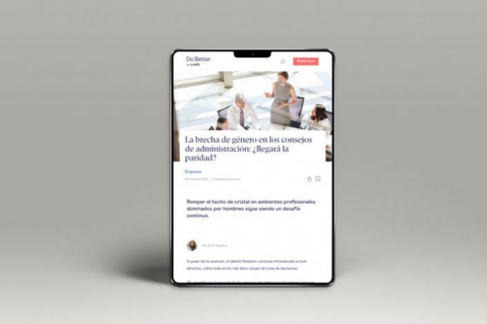 Artículo digital en la pantalla de una tableta