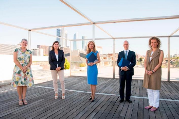 Ejecutivas de Esade y la Asociación Española de Ejecutivas y Consejeras posando en grupo