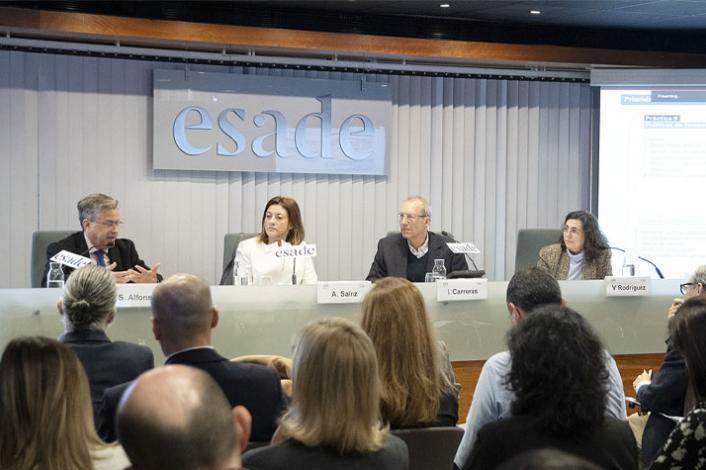 Panel de ponentes en una conferencia  de Esade