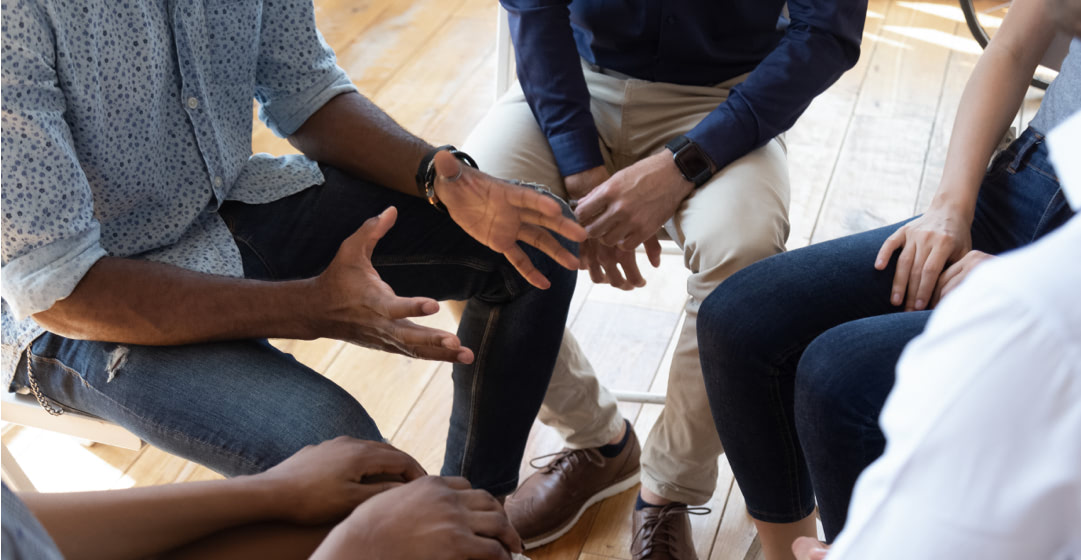 Gente sentada en corro conversando