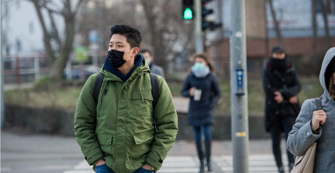 Gente con mascarilla caminando por la calle