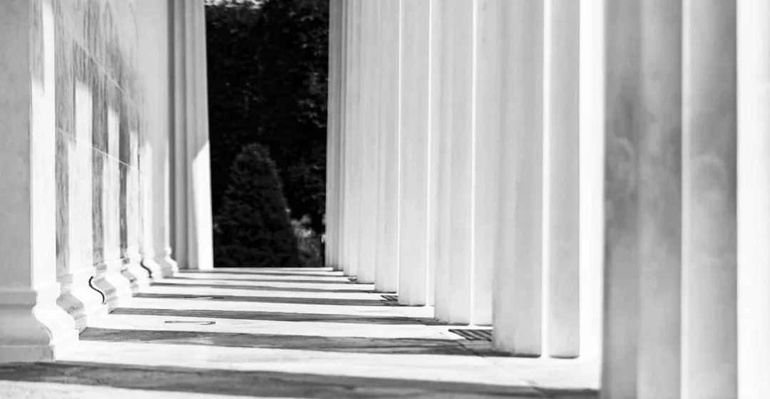 fotografia en escala de grises del pasillo vacio