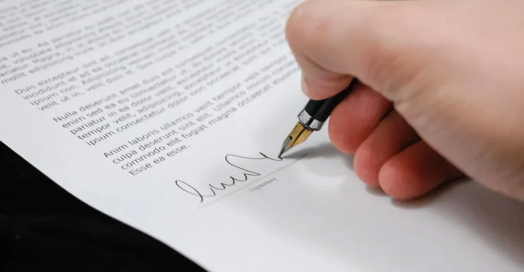 persona que firma el documento de documentacion