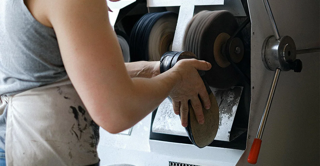 persona zapatos manos trabajando sujetando