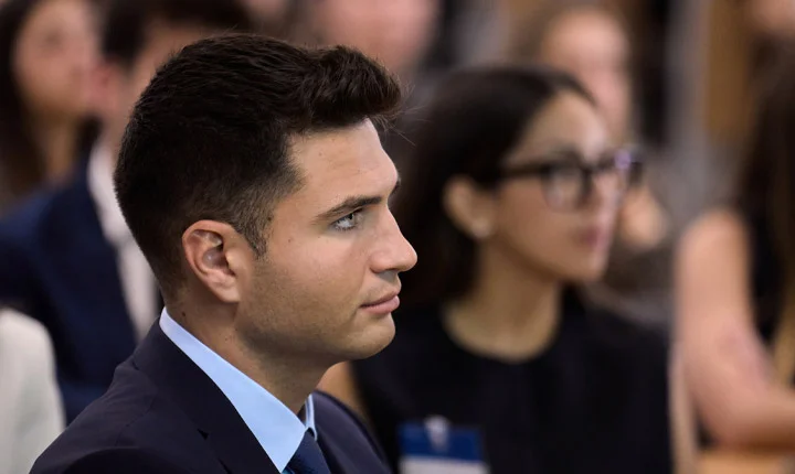 alumno de Esade observando en un aula