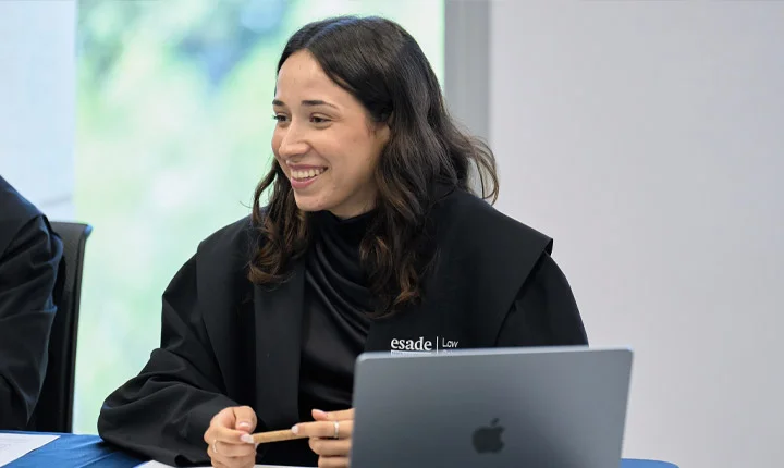 alumna esade con toga