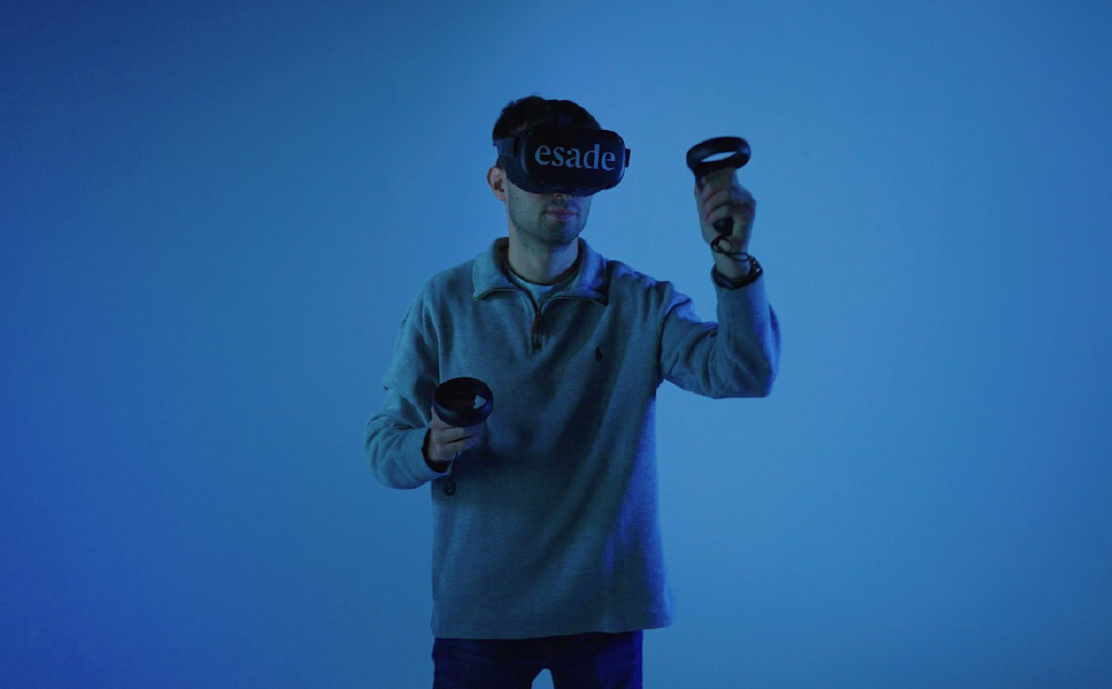 Hombre gafas realidad virtual interior metaverso Esade