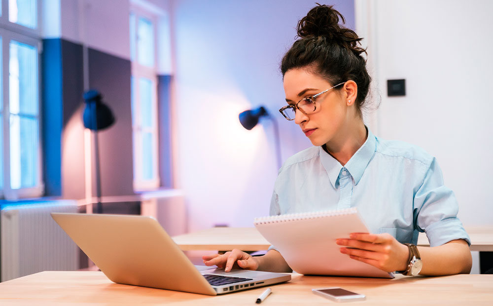 Mujer portátil informándose diferencias mba vs. emba