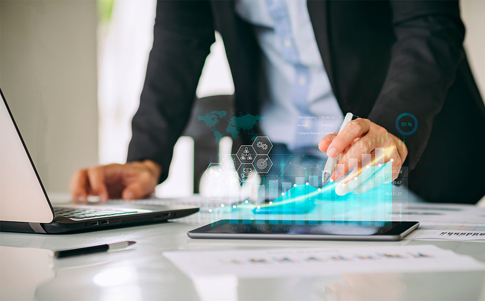 Hombre negocios analizando fondo maniobra empresa dispositivos electrónicos