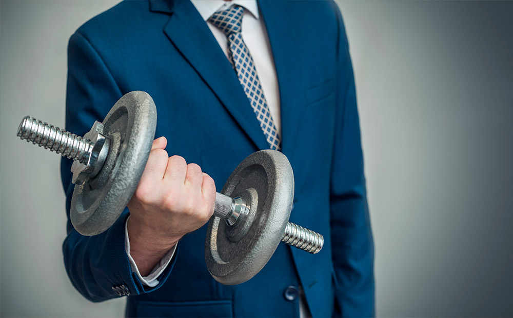 Primer plano empresario trajeado haciendo deporte pesas