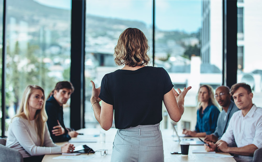 Presidenta consejo administracion diferentes tipos consejeros sala reuniones