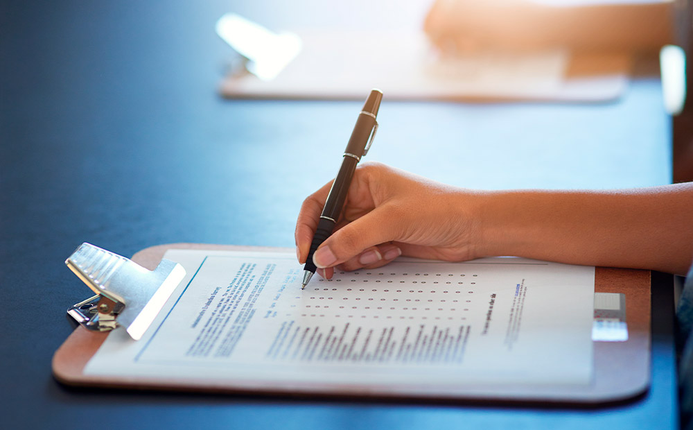 Primer plano examen acceso abogacía tipo test