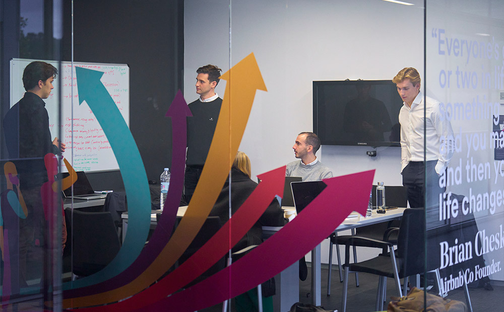 Un equipo de trabajo colabora en una sesión de brainstorming en una sala de reuniones, definiendo y midiendo objetivos SMART para su proyecto. Este enfoque es clave para el éxito y crecimiento organizacional.