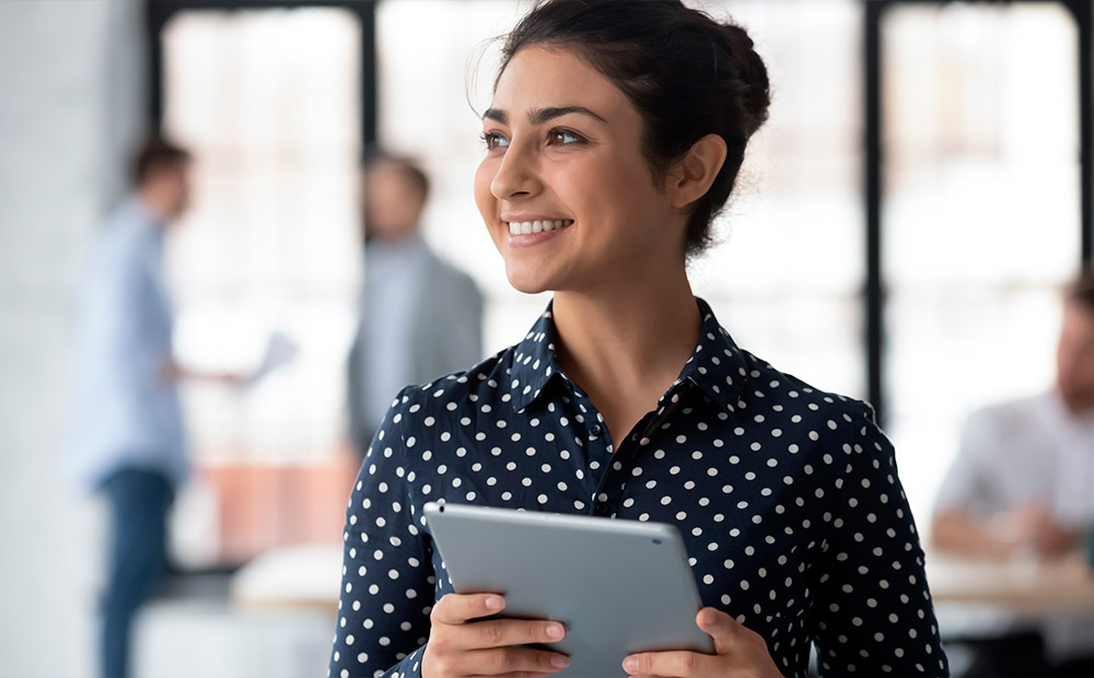 Mujer negocios sonriendo ambiente bienestar laboral