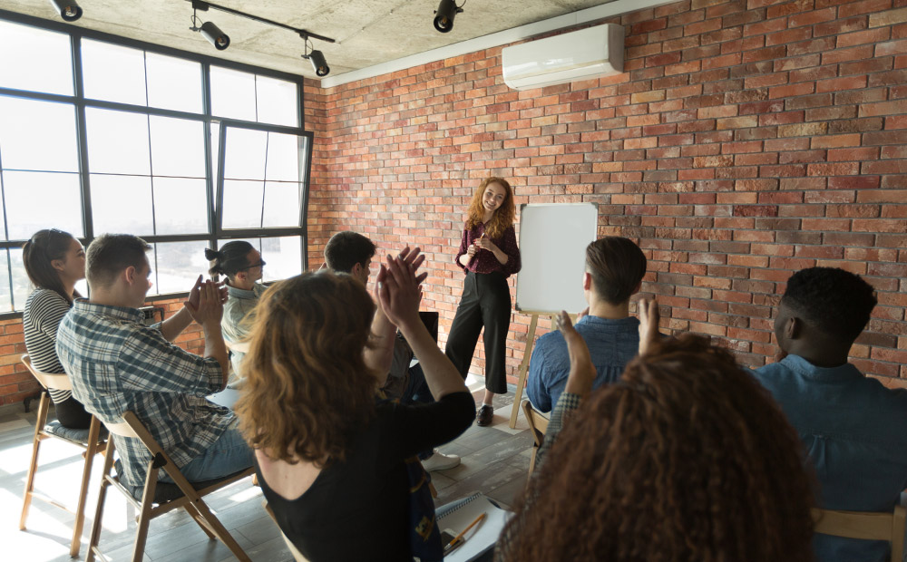 Formación personalizada in-company: profesionales participando activamente en una sesión adaptada a sus necesidades.