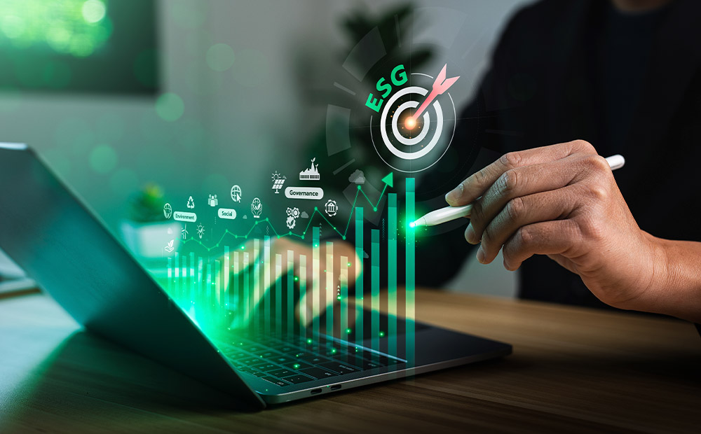 La imagen muestra a una persona utilizando un portátil con lápiz digital, mientras una pantalla holográfica proyecta gráficos e iconos relacionados con métricas ESG (ambientales, sociales y de gobernanza). Esta representación visual destaca cómo las ONG pueden apoyarse en herramientas tecnológicas y análisis de datos para medir su impacto social de forma precisa, facilitando la toma de decisiones estratégicas y la transparencia en sus acciones.