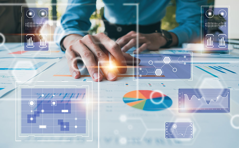 Vemos una mano señalando documentos con gráficos circulares y tablas, mientras se superponen elementos digitales como diagramas y paneles de datos. Esta escena representa el uso de herramientas analíticas para evaluar información clave, un proceso fundamental en la aplicación de la Matriz McKinsey.